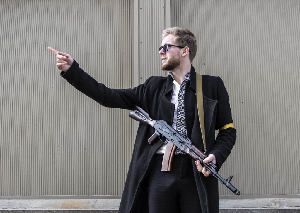 KYIV, UCRÂNIA - 27 DE FEVEREIRO: O mais jovem membro do parlamento ucraniano, Sviatoslav Yurash, de 26 anos, é visto em uma rua com sua arma para defender Kiev, quando os ataques da Rússia à Ucrânia entraram no quarto dia em Kiev, Ucrânia, em 27 de fevereiro de 2022