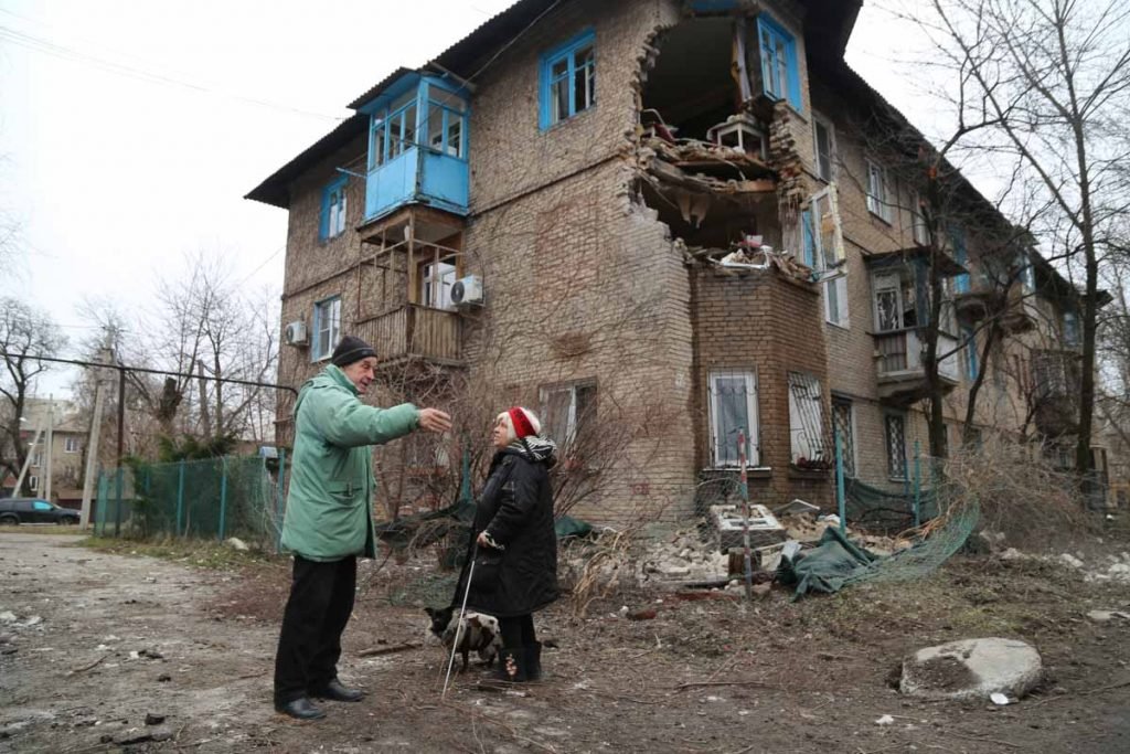 DONETSK, UCRÂNIA - 27 DE FEVEREIRO: Uma visão dos danos devido ao conflito armado entre a Rússia, Ucrânia na região de Donetsk sob o controle de separatistas pró-russos, leste da Ucrânia em 27 de fevereiro de 2022