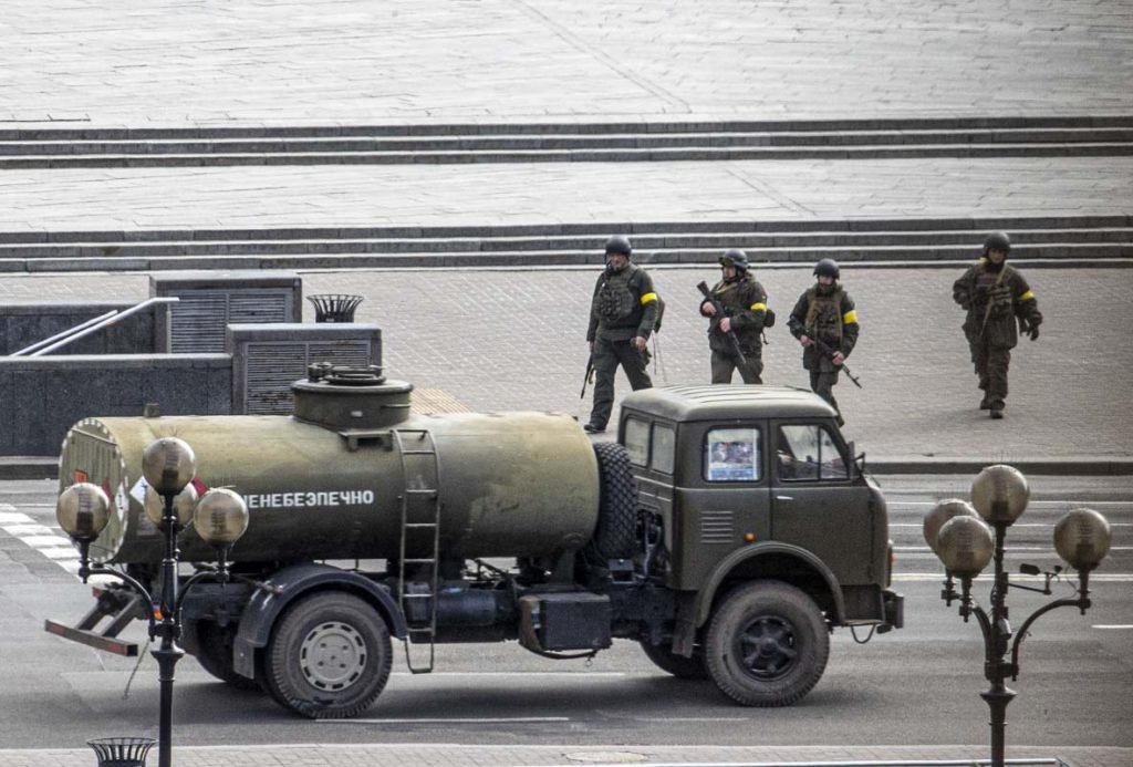 KYIV, UCRÂNIA - 27 DE FEVEREIRO: Militares ucranianos patrulham durante um toque de recolher enquanto as forças russas continuam avançando no terceiro dia em Kiev, Ucrânia, em 27 de fevereiro de 2022