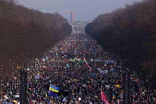 Dezenas de milhares de pessoas se reúnem no parque Tiergarten para protestar contra a guerra em curso na Ucrânia em 27 de fevereiro de 2022 em Berlim, Alemanha. Batalhas em toda a Ucrânia estão acontecendo enquanto a Ucrânia procura se defender contra uma invasão militar russa em larga escala