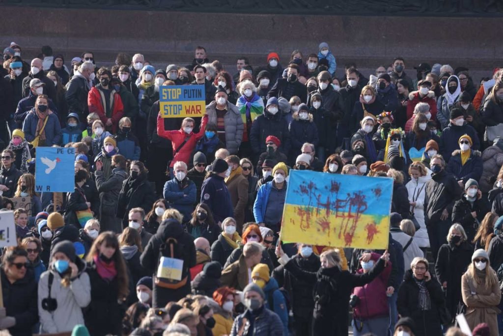 As pessoas protestam contra a guerra em curso na Ucrânia em 27 de fevereiro de 2022 em Berlim, Alemanha. Dezenas de milhares de pessoas se reuniram no centro da cidade para protestar contra a guerra, enquanto a Ucrânia procura se defender em batalhas furiosas em andamento contra uma invasão militar russa em larga escala