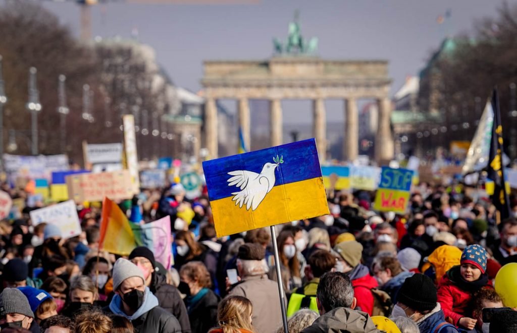 Manifestantes protestam contra a guerra na Ucrânia em frente ao Portão de Brandemburgo