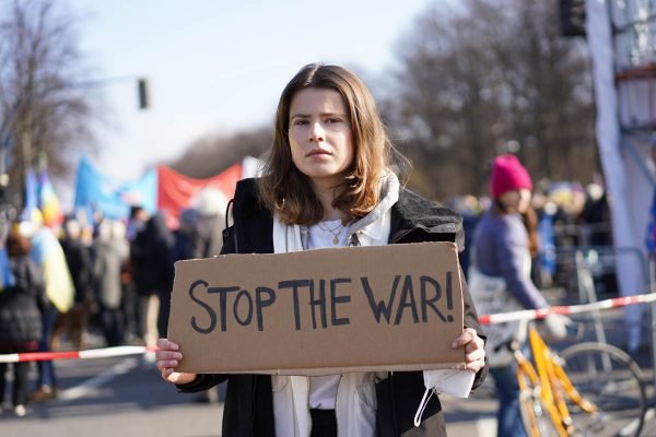 A ativista climática Luisa Neubauer segura um cartaz "Pare a guerra!" em frente a uma manifestação sob o slogan "Pare a guerra! Paz para a Ucrânia e toda a Europa" contra o ataque russo à Ucrânia. O presidente russo, Putin, lançou o ataque à Ucrânia na manhã de quinta-feira
