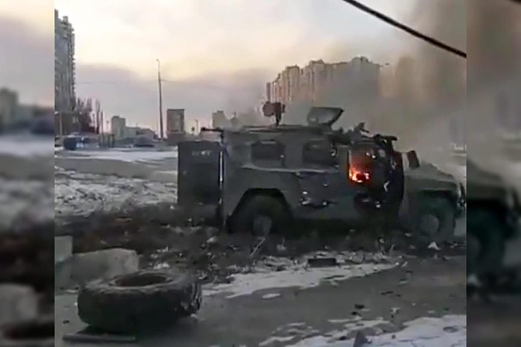 Uma captura de tela capturada de um vídeo mostra um veículo blindado russo em chamas após ser destruído pelas forças ucranianas em Kharkiv, Ucrânia, em 27 de fevereiro de 2022