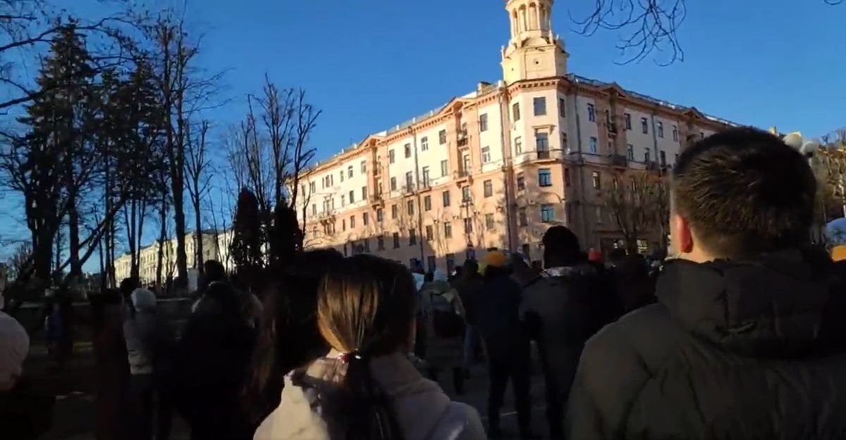 Manifestantes cercam ministério em Belarus: “Glória à Ucrânia”