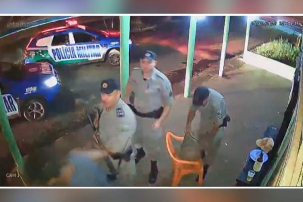 Homem é agredido com tapa no rosto por PM em Goiás