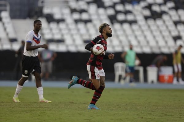 Com falhas de Diego Alves, Flamengo empata com o Resende no Engenh&Atilde;&pound;o