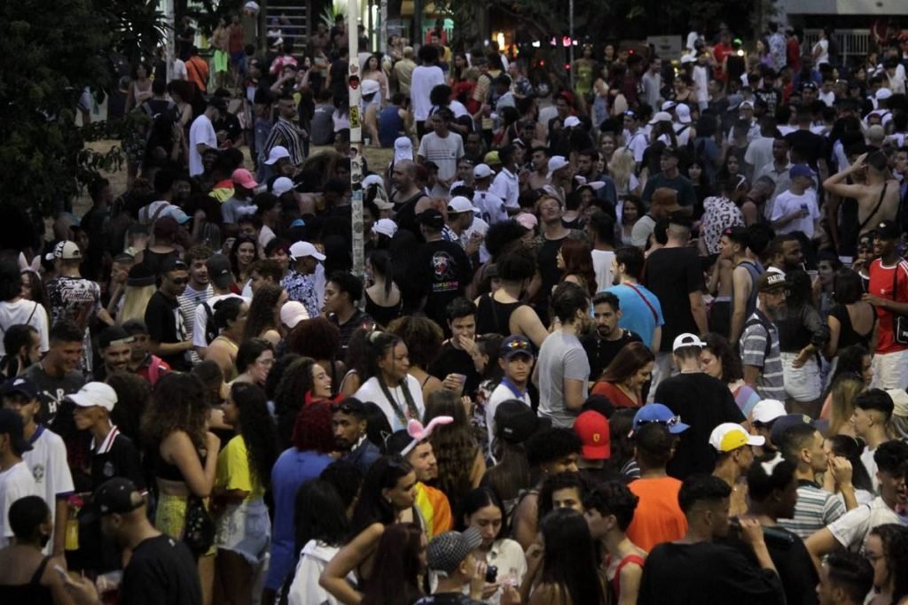 multidão concentra-se na praça roosevelt no segundo dia de carnaval, em são paulo