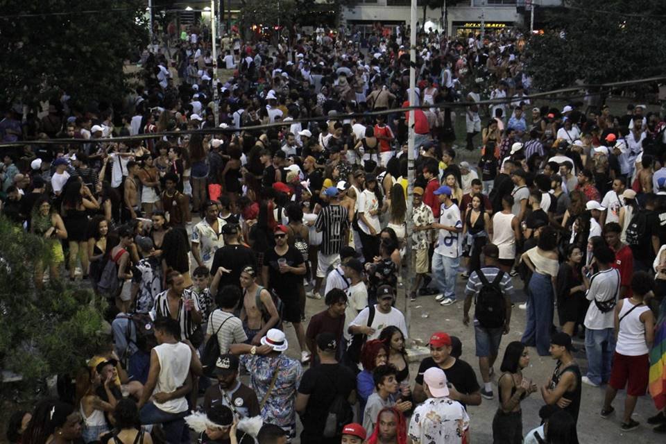 multidão concentra-se na praça roosevelt no segundo dia de carnaval, em são paulo