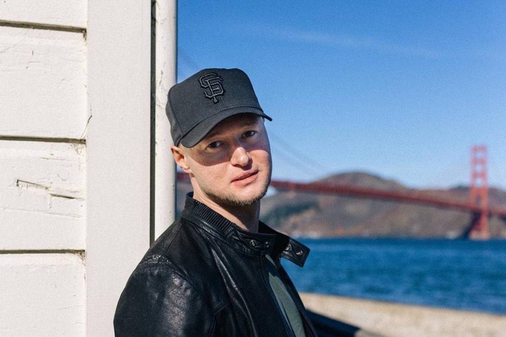 Cantor ucraniano viraliza ao largar música para lutar contra a Rússia