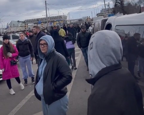 Pessoas fazem fila em fronteira da Ucrânia, atacada em guerra por bombardeios da Rússia