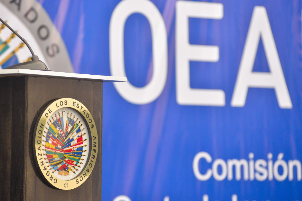 Evento da Organização dos Estados Americanos (OEA). No púlpito há a bandeira da instituição - Metrópoles