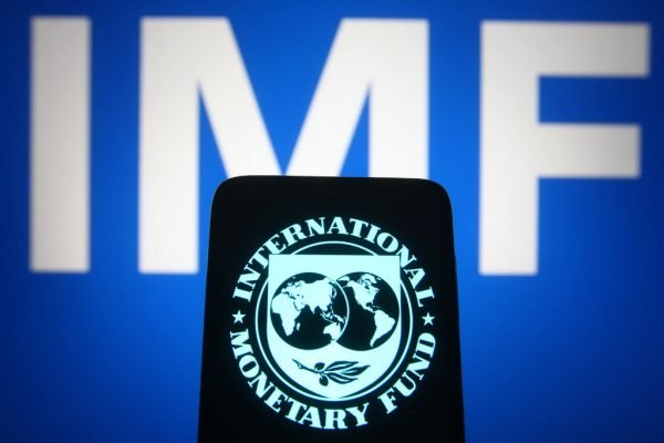 Aparelho com a imagem da bandeira do Fundo Monetário Internacional (FMI)- Metrópoles
