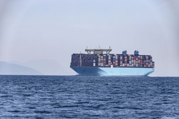Navio cargueiro pertencente a pais-membro da OMC. Ele está sozinho no mar- Metrópoles