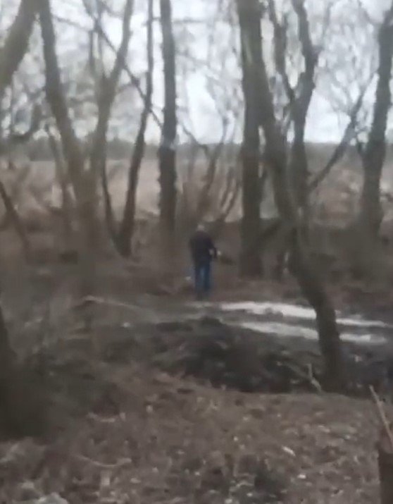 Em vídeo, homem ucraniano segura mina terrestre com as próprias mãos e a leva para uma floresta. É possível ver um cigarro em sua boca - Metrópoles