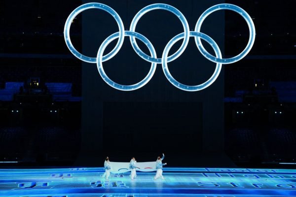 Argolas do símbolo olímpico durante cerimônia de encerramento dos jogos olímpicos de inverno, em Pequim, na China