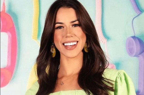 Larissa Tomásia, participante do Big Brother Brasil 22. Ela usa roupa verde, tem cabelos médios e escuros - Metrópoles