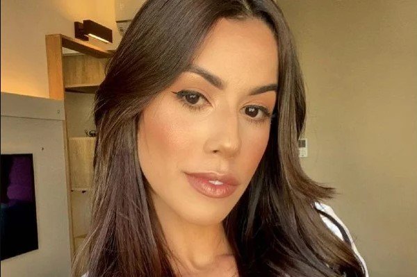Larissa Tomásia, participante do Big Brother Brasil 22. Ela usa roupa clara, tem cabelos médios e escuros - Metrópoles