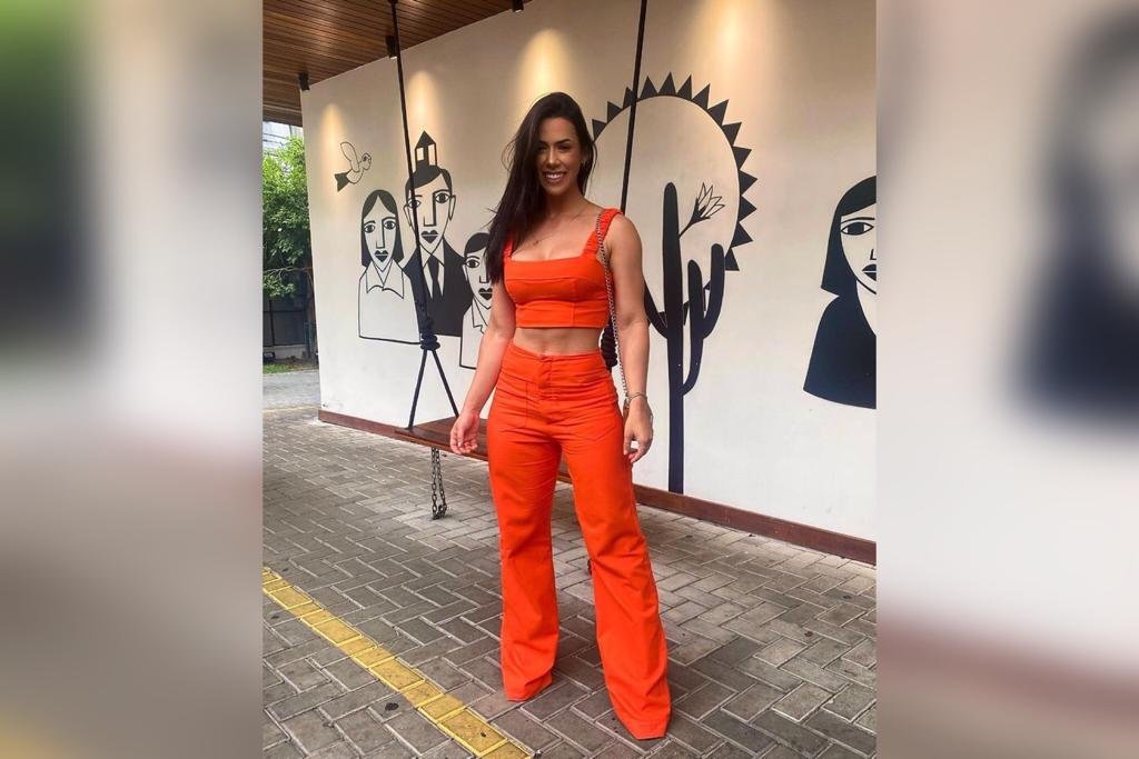 Larissa Tomásia, participante do Big Brother Brasil 22. Ela usa roupa laranjada e olha para frente - Metrópoles