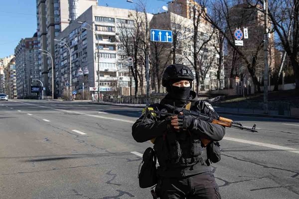 militar ucraniano reforça guarda nas ruas de Kiev
