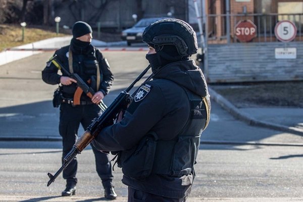 militares inspecionam carros e pedestres na Ucrânia