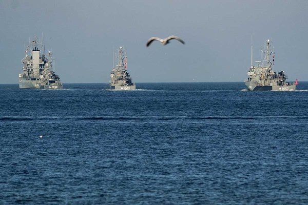 Em alto mar, vê-se três navios de guerra em mar na costa ucraniana - Metrópoles