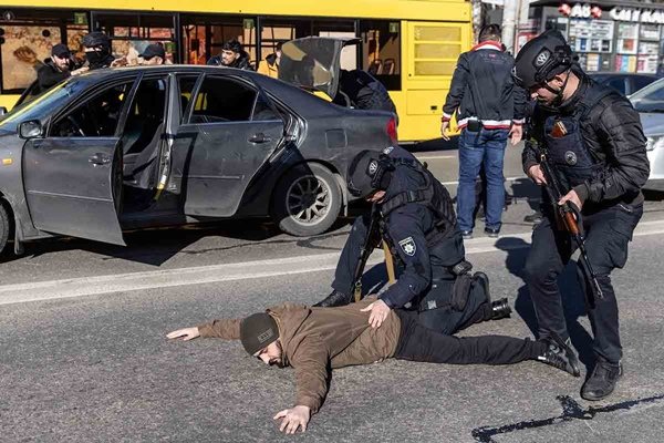 Em Kiev, policiais ucranianos abordam suspeito de sabotagem ao país - Metrópoles