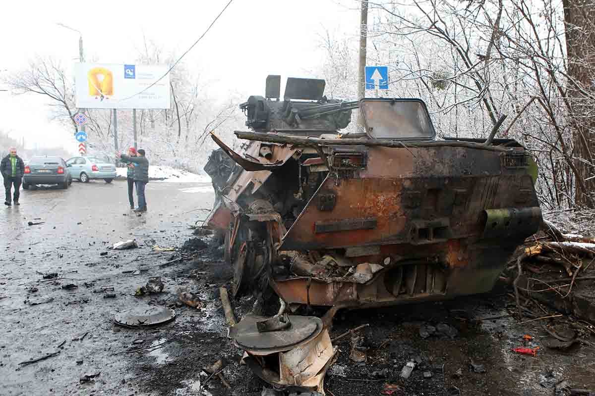 Um veículo militar danificado é retratado nos arredores de Kharkiv, nordeste da Ucrânia - Metrópoles