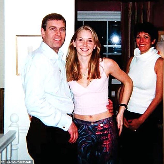 Foto de homem e menina em pé, com os dois sorrindo e olhando para a câmera 