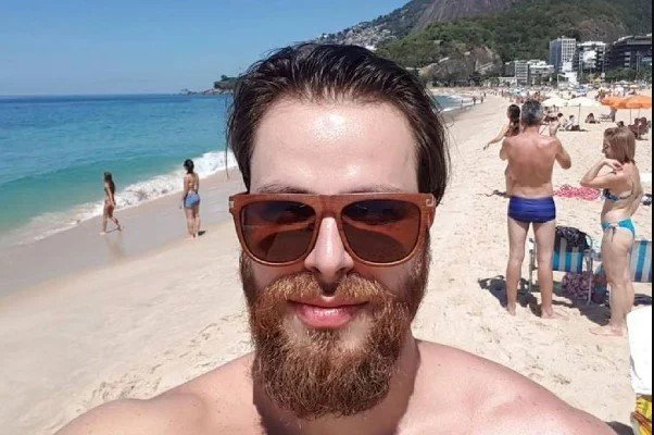 Gustavo Marsengo, participant of Big Brother Brasil 22. He has blond hair, blond beard and is shirtless and wears glasses - Metrópoles