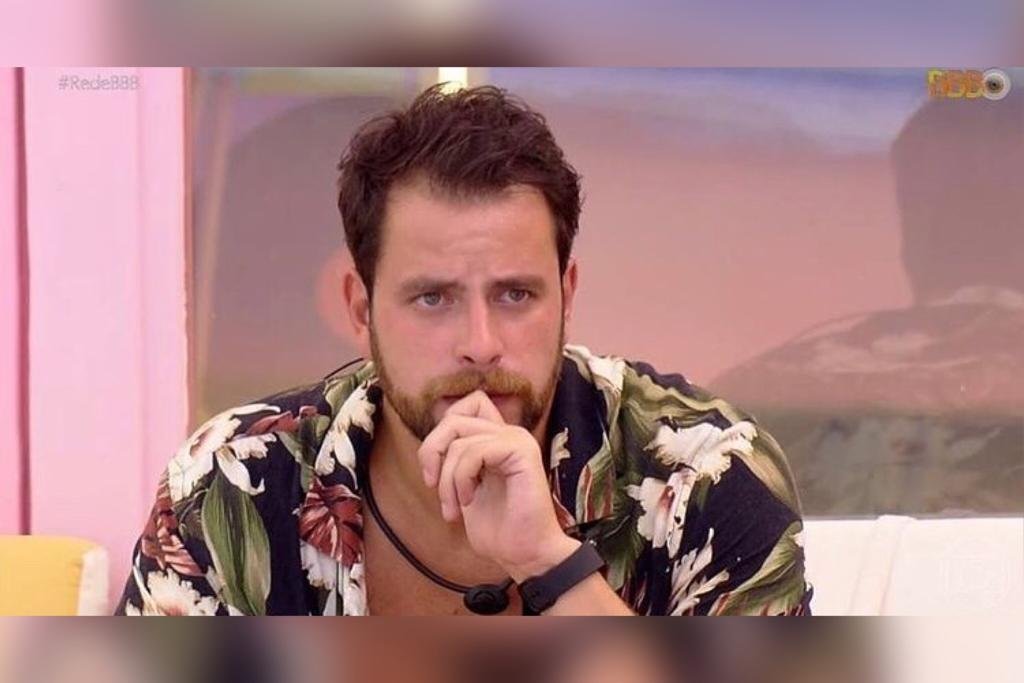 Gustavo Marsengo, participant of Big Brother Brasil 22. He has blond hair, blond beard and wears a colored shirt - Metrópoles