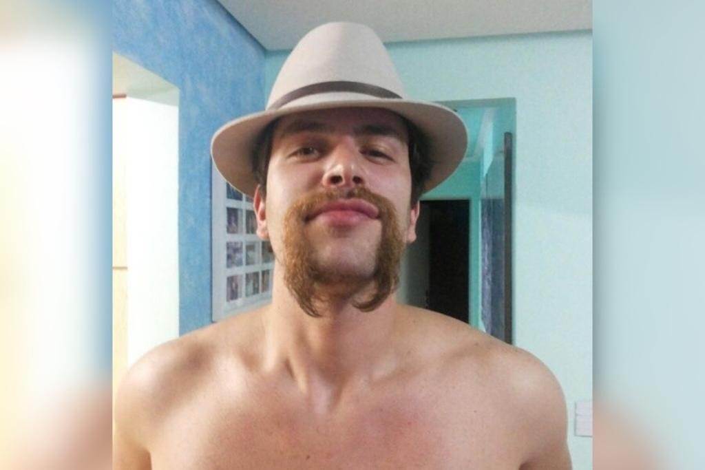 Gustavo Marsengo, participant of Big Brother Brasil 22. He has blond hair, blond beard and is without a shirt and wears a hat - Metrópoles