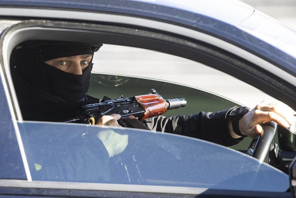 Homem de máscara segura arma dentro de carro na em Kiev, capital da Ucrânia - Metrópoles