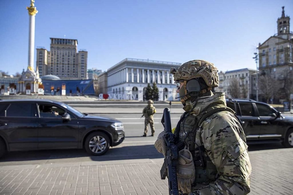 Militares ucranianos armados e uniformizados circulam por praça no centro de Kiev, na Ucrânia - Metrópoles