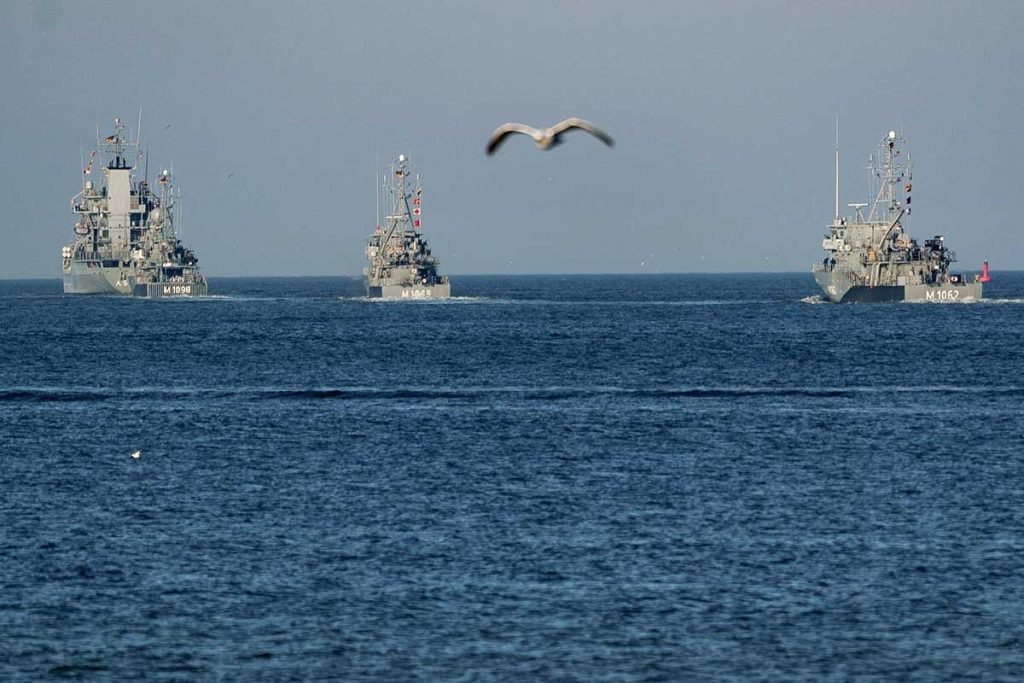 Em alto mar, veja-se quatro navios de guerra em mar na costa ucraniana - Metrópoles