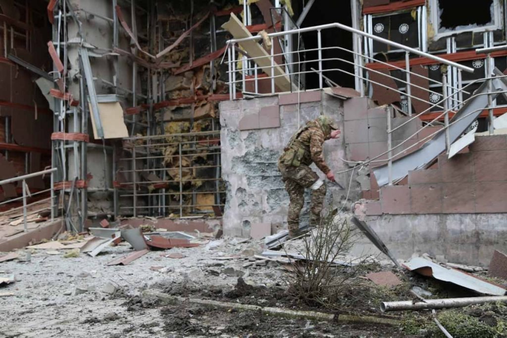 Edifício danificado é vista em Kievsky Rayonda de Donetsk - Ucrânia