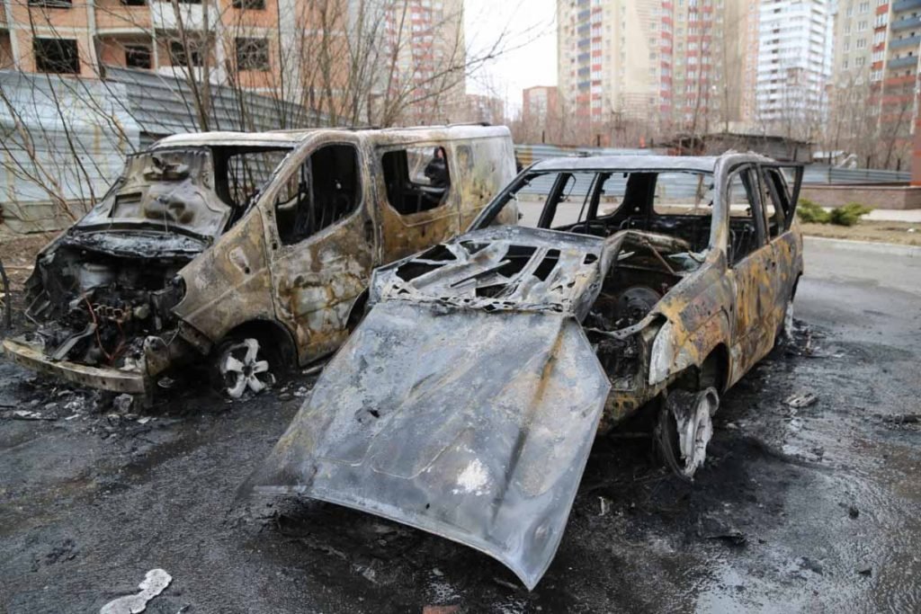 Guerra na ucrania 5 dia-13 - Veículos destruídos são vistos no Kievsky Rayonda de Donetsk, que está sob controle de separatistas pró-Rússia