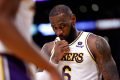 LeBron James discutiu com torcedores do Lakers