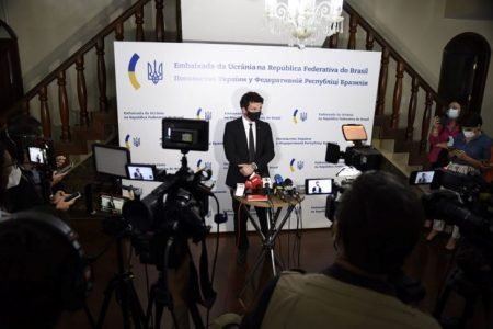 Representante ucraniano no Brasil, Anatoliy Tkach desmente Bolsonaro em coletiva de imprensa - Metrópoles