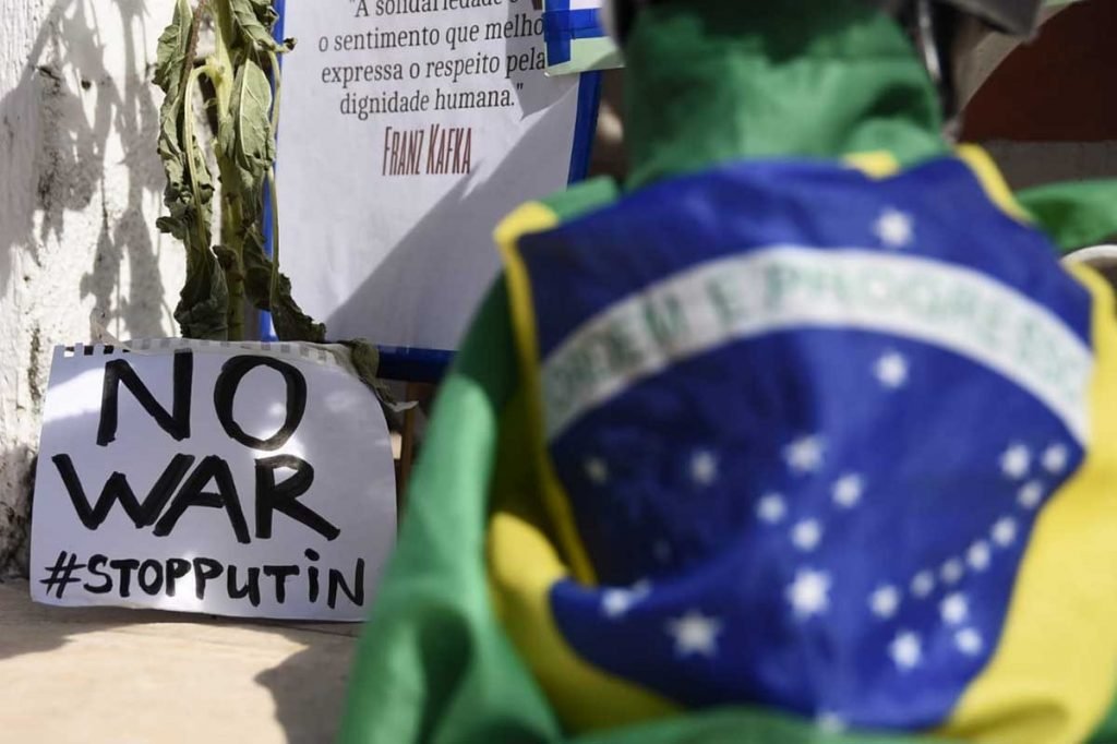 Brasileiros protestam contra guerra na Ucrânia na frente da Embaixada do país no Brasil, cartazes com mensagem de paz - Metrópoles