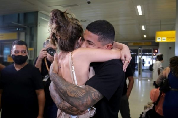 Maycon, jogador do Shakhtar Donetsk, abraça familiar em aeroporto após chegar no Brasil da Ucrânia - Metrópoles