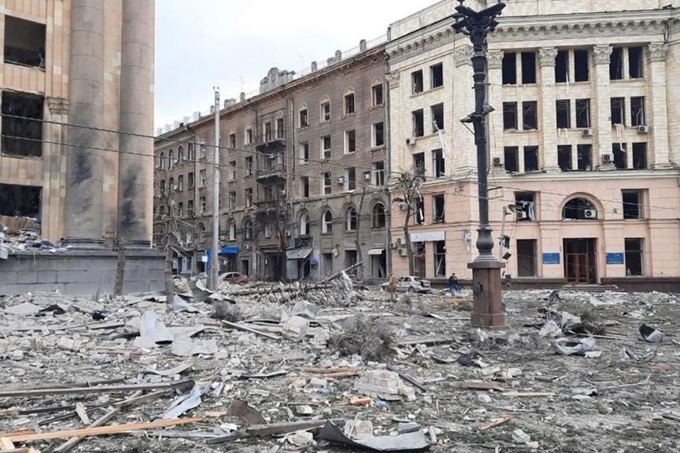 Visão do escritório do governador de Kharkiv danificado e um veículo destruído são vistos após o ataque de mísseis do exército russo na cidade