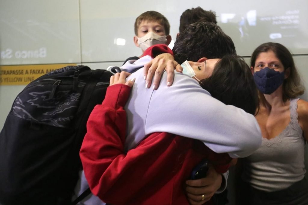 Jogadores de futebol e familiares chegam da Ucrânia e reencontram parentes no Brasil - Metrópoles