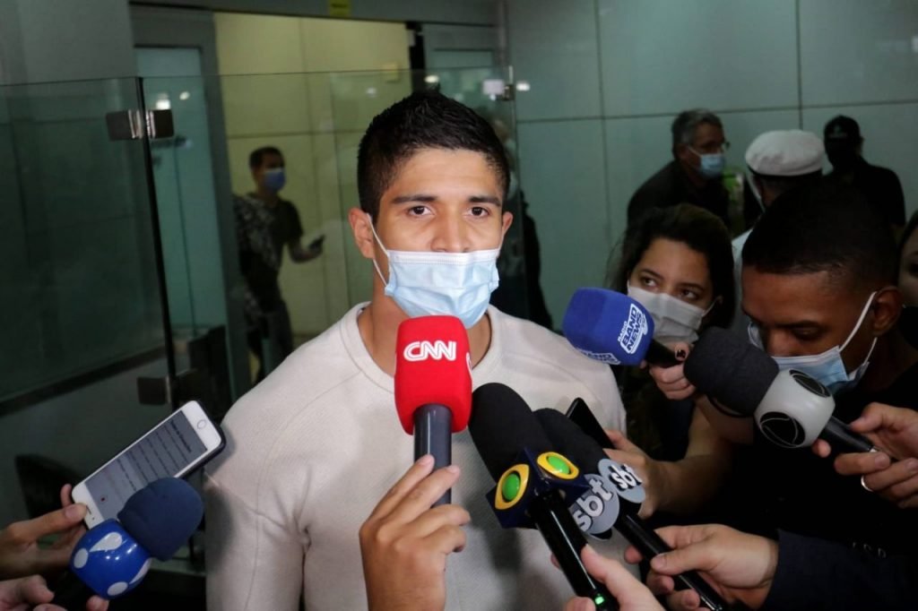 Jogador brasileiro concede entrevista após chegar da Ucrânia - Metrópoles