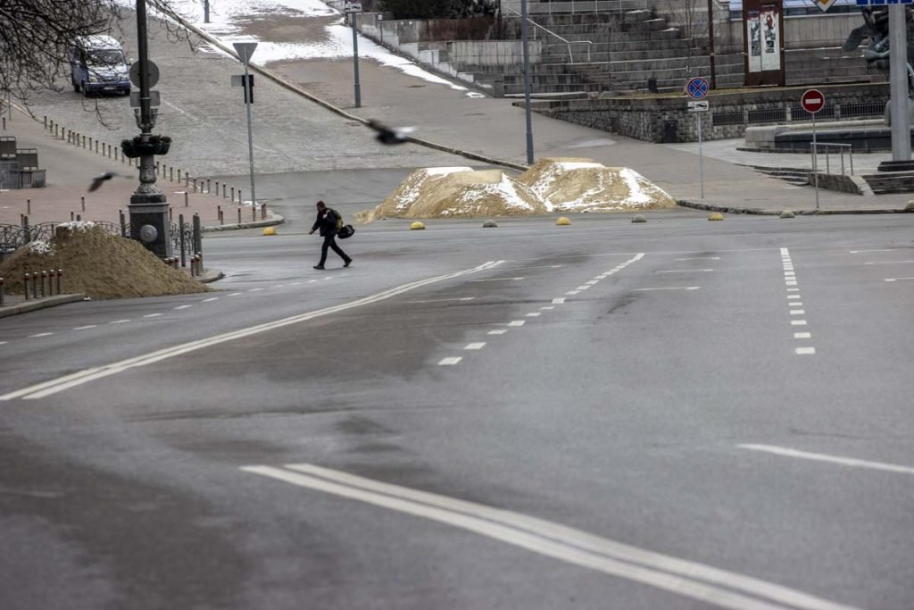 Pilhas de areiam uma estrada na capitalucraniana, Kiev, meio a ataques russos em 1º de março de 2022