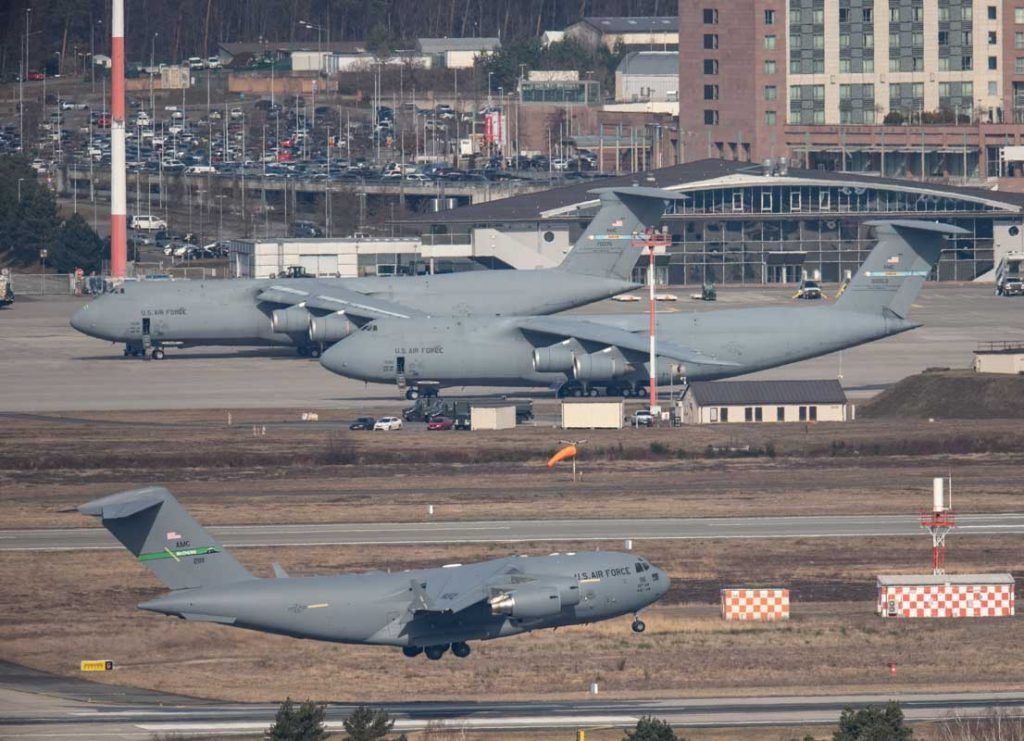 Uma aeronave C-17 Globemaster militar dos EUA (frente) pousa na Base Aérea de Ramstein