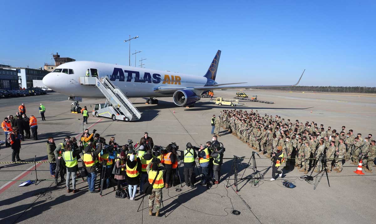 Soldados dos EUA alinhados no Aeroporto Albrecht