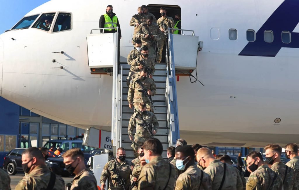 Soldados dos EUA alinhados no Aeroporto Albrecht