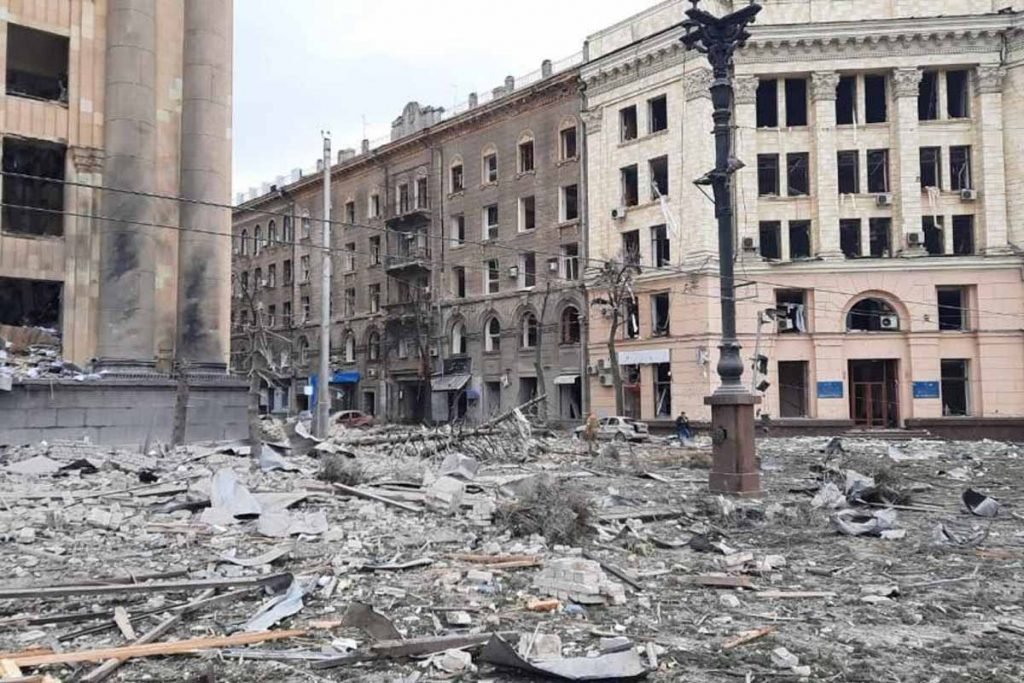 Visão de praça em Kharkiv, repleta de escombros vistos após o ataque de soldados russos na cidade - Merópoles