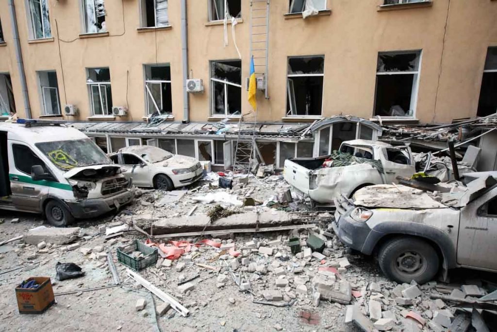 Os danos são retratados após o bombardeio de tropas russas no centro de Kharkiv, nordeste da Ucrânia